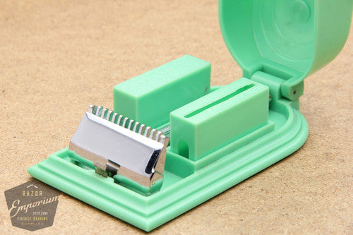Gem 1930's Micromatic Single Edge Razor in Art Deco Case - Green