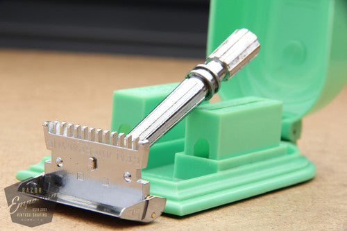 Gem 1930's Micromatic Single Edge Razor in Art Deco Case - Green