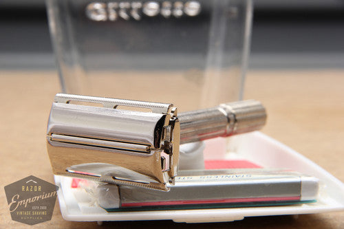 Gillette 1966 Slim Adjustable Safety Razor w/ Red Case L1