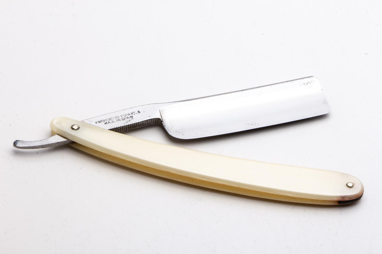 7/8" Filarmonica "Doble Temple" #14 Cream/Red Straight Razor w/ Coffin | Spain