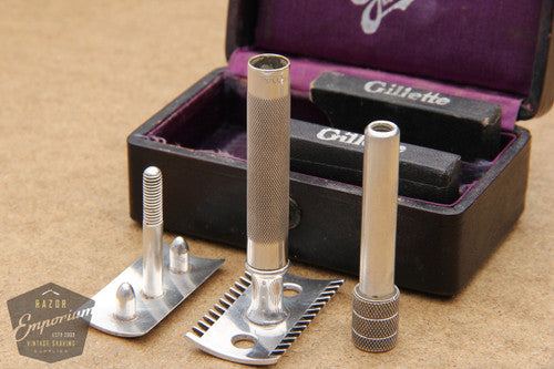 Gillette 1909 Single Ring Old Type Script Logo Set in Leather Case w/ Blade Banks