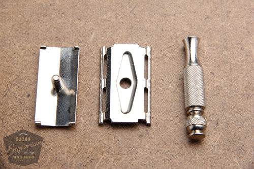 Gillette 1966 Ball End Tech Razor w/ Etched Logo Cap in gold case -L1