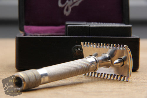 Gillette 1907 Single Ring Old Type Script Logo Set in Leather Case w/ Blade Banks