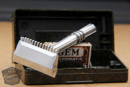 Gem 1930's Micromatic Single Edge Razor in Art Deco Case / Green