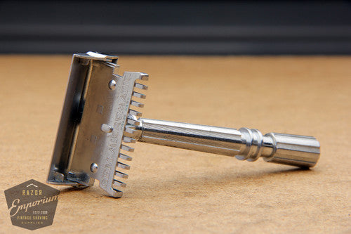 Gem 1930's Micromatic Single Edge Razor in Art Deco Case / Green