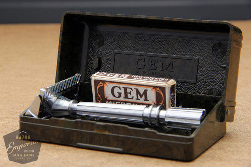 Gem 1930's Micromatic Single Edge Razor in Art Deco Case / Green