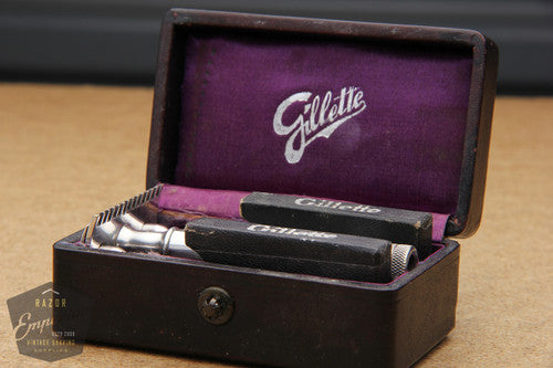 Gillette 1909 Single Ring Old Type Script Logo Set in Leather Case w/ Blade Banks