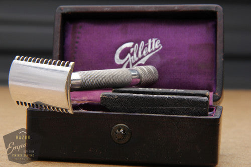 Gillette 1909 Single Ring Old Type Script Logo Set in Leather Case w/ Blade Banks