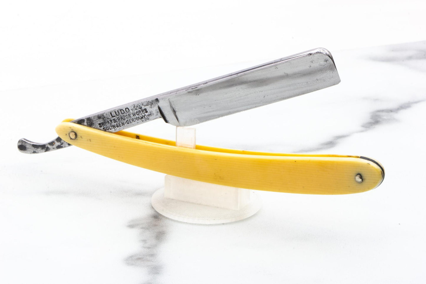 5/8" Vintage Restored 133 Red Imp Ludo Straight Razor With Coffin