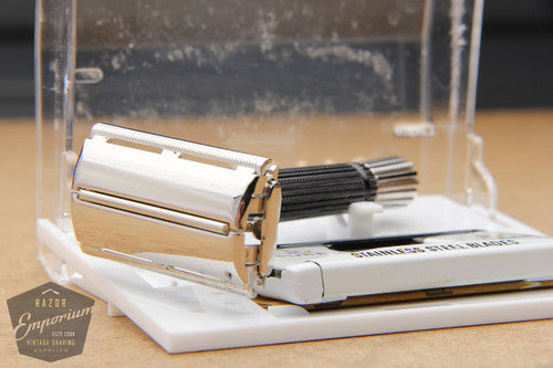 Gillette 1967 Black Handle Super Speed Safety Razor w/ Case - M4