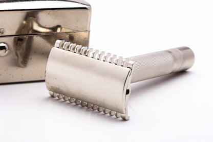 1930's Gillette NEW Long Comb Common Bar Razor Set  | Metal Case & Blade Bank