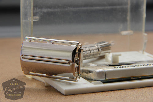 Gillette 1966 Regular Flair Tip Super Speed in White Case
