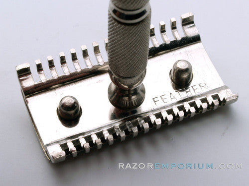 Feather Safety Razor w/ Travel Metal Case