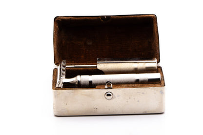 1930's Gillette NEW Long Comb Common Bar Razor Set  | Metal Case & Blade Bank