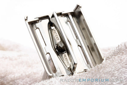 1953 Gillette British Aristocrat No. 66 Safety Razor in Case