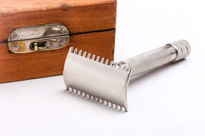 1907 Gillette Single Ring Double Edge Safety Razor Set in Case With Blade Bank and Advertisment