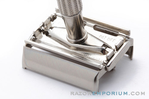 1958 Gillette TV Super Speed Razor w/ Red Case - D2