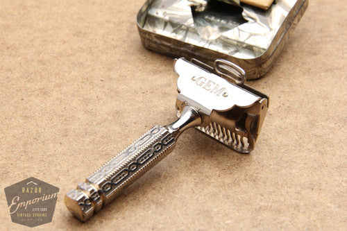 Gem 1912 Style Single Edge Safety Razor w/ Chain Link Handle in Metal Case