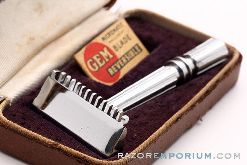 1930's GEM Micromatic Razor Single Edge TTO in Brown Case