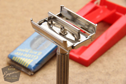 Gillette 1958 TV Super Speed Razor w/ Red Case - D1