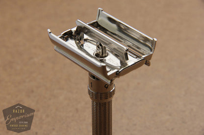 Gillette 1966 Slim Adjustable DE Safety Razor -- L1
