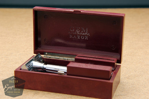 Gem 1930's Micromatic Single Edge Razor in Art Deco Case / Maroon