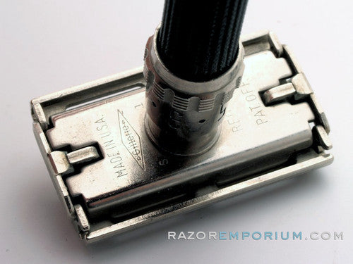 1972 S1 Gillette Super Adjustable 109 Safety Razor Set w/ Case & Blade Bank
