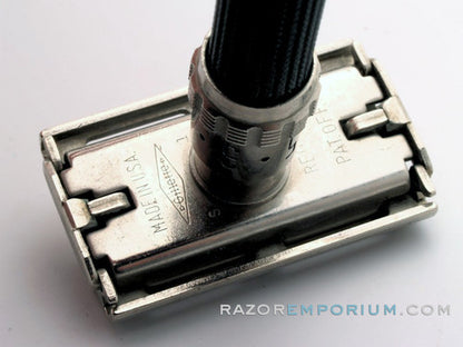 1972 S1 Gillette Super Adjustable 109 Safety Razor Set w/ Case & Blade Bank