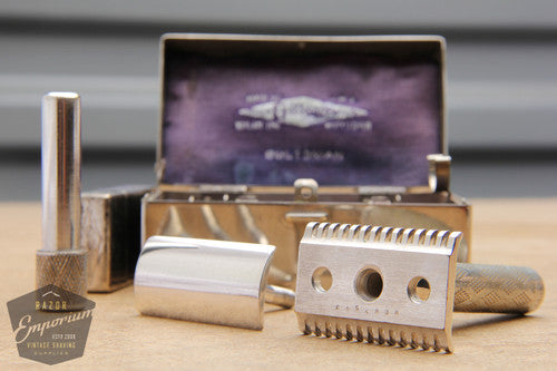 Gillette 1926 Silver NEW Bostonian DE Safety Razor in Original Metal Case