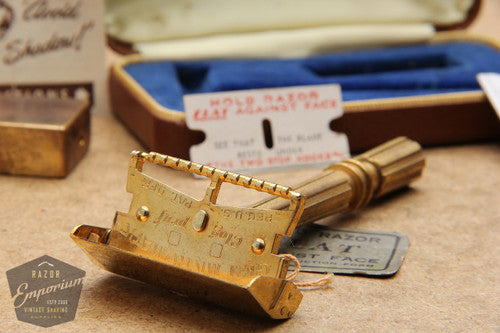 Gem 1940's Micromatic Clog Pruf SE Safety Razor w/ Brown Case