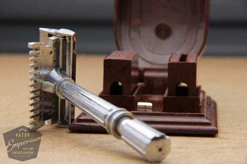 Gem 1930's Micromatic Single Edge Razor in Art Deco Case // Maroon