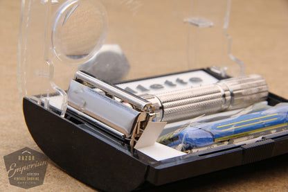 Gillette 1958 RED DOT Fatboy / $1.95 Adjustable DE Safety Razor in Case - Mint