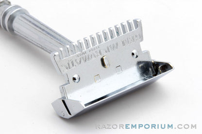1930's Gem Micromatic Razor Single Edge in Maroon Bakelite Case