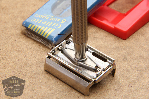 Gillette 1958 TV Super Speed Razor w/ Red Case - D1