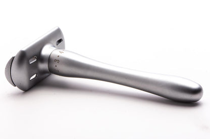QShave Adjustable Safety Razor with Magnetic Cover | Pre-Owned
