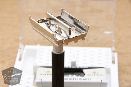 Gillette 1967 Black Handle Super Speed Safety Razor w/ Case - M4