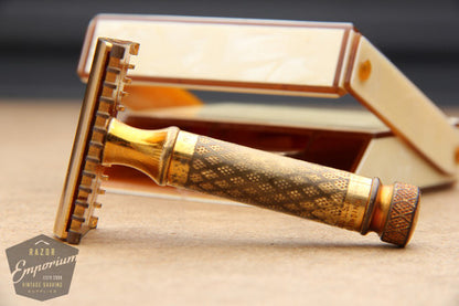 Gillette 1933 Milady Decollete DE Safety Razor in White Case