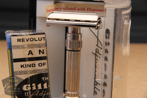 Gillette 1958 RED DOT Fatboy / $1.95 Adjustable DE Safety Razor in Case - Mint
