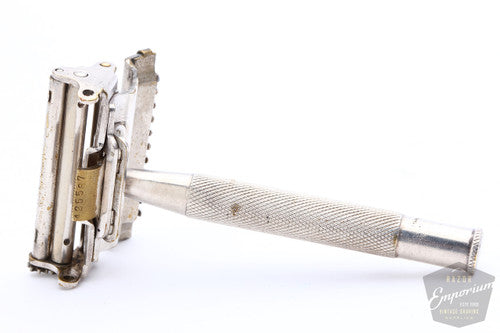 1940's Valet Auto Strop Razor Set in Black Leather Case