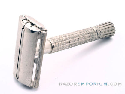 1965 K2 Flair Tip Super Speed DE Safety Razor Set Nickel w/ White Case & Blade Bank