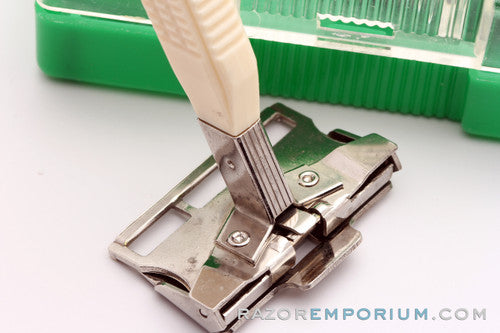 1950's GEM Featherweight Single Edge Razor in Green Case