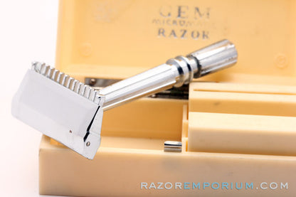 1940's GEM Micromatic Razor Single Edge TTO in Faux Ivory Case